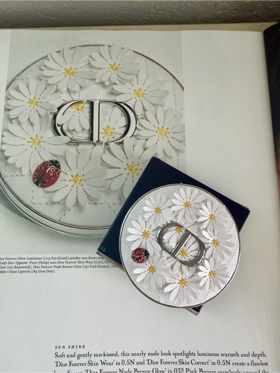 Dior Other - Dior White Daisy Compact with Yellow Centers